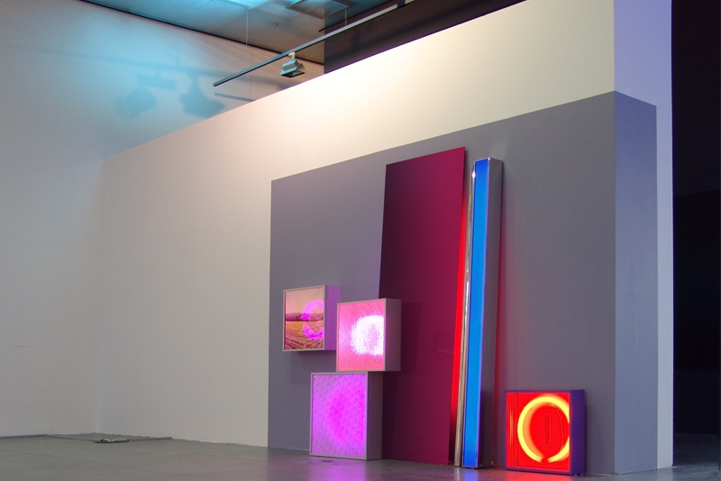 replaced, aluminiumleuchtkästen edelstahlstange wandfarbe und kontaktunterbrecher, museum of contemporary art (msu), zagreb, kroatien, 2011 4775213c7a53e81dee2ee21fa714.jpg