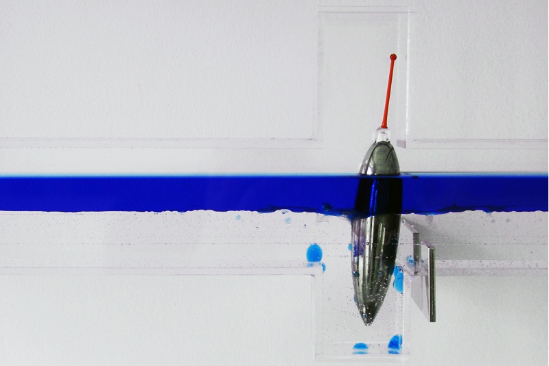 sensitive balance (detailansicht), edelstahll glasschwimmer plexiglas wasser silikonöl blau, patrick heide contemporary, london, 2008 61b38cc7e99c07cdbd888579b99d.jpg