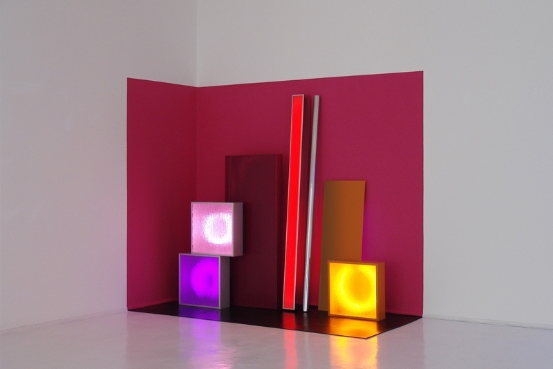 replaced, leuchtkästen edelstahlstange wandfarbe lochblech gummi und kontaktunterbrecher, studio d’arte contemporanea pino casagrande, rom, 2011 822eb5d16767443895f9e74d6f84.jpg