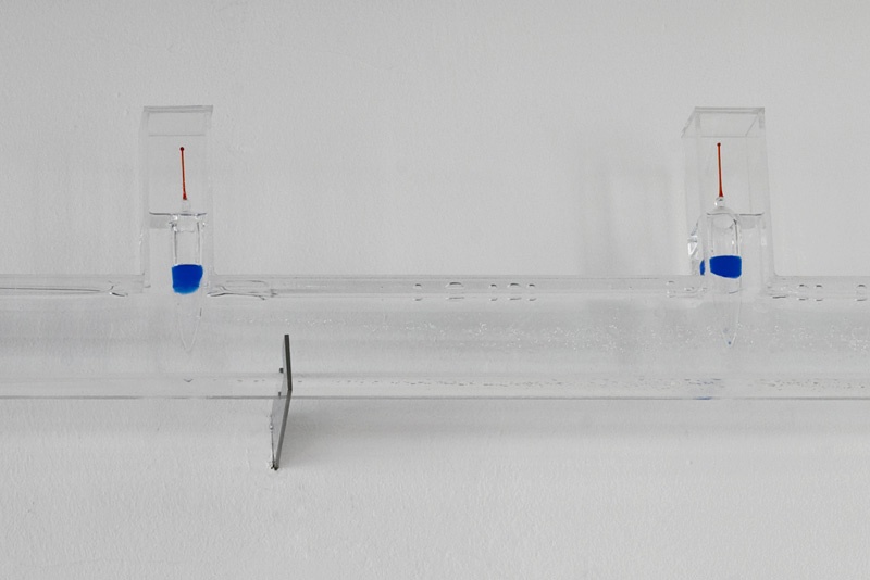 sensitive balance (detailansicht), edelstahll glasschwimmer plexiglas wasser silikonöl blau, patrick heide contemporary, london, 2008 a736cda35d1535c0b749a4ba9564.jpg