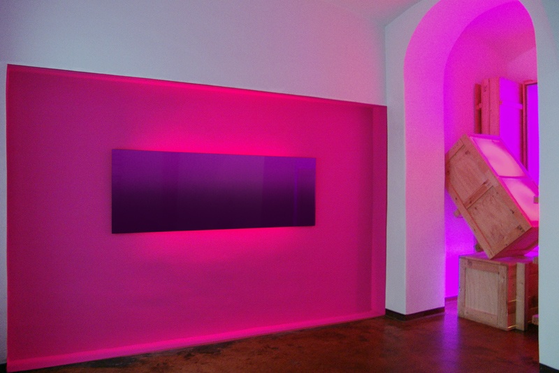 colour gradient + replaced, metallplatte wandfarbe leuchtkästen holzkisten und kontaktunterbrecher, galerie michaela stock, wien, 2009 ee5e2bf4262963a76828d470b980.jpg